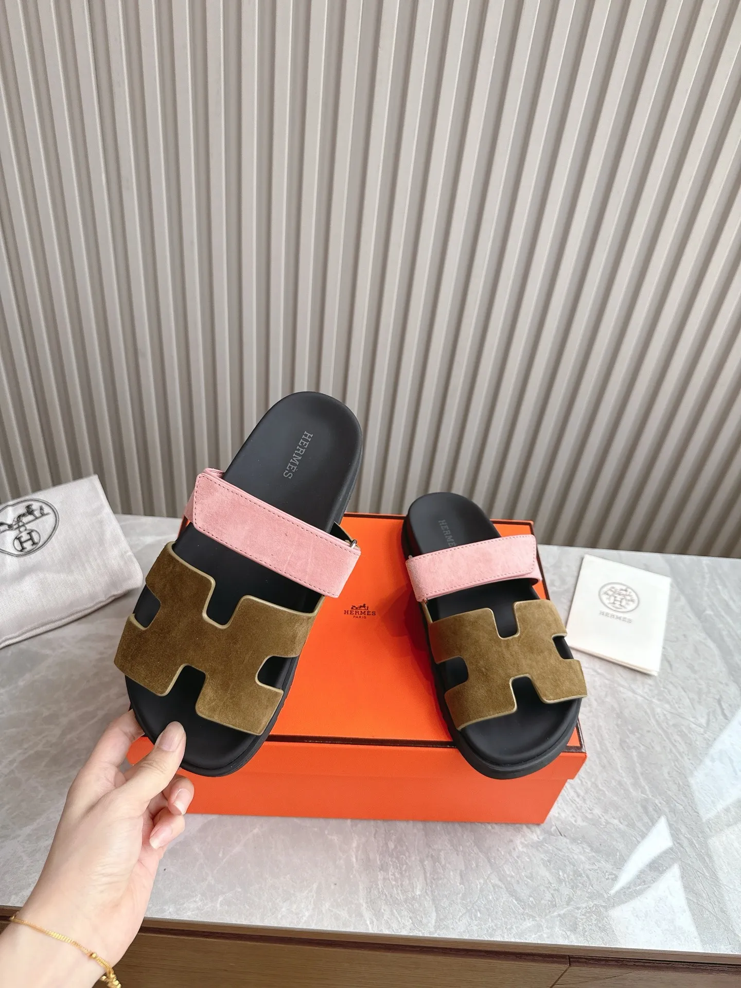 p480🐮🐮Couple model (top version) H family 2024 spring and summer new style HERMES Hermes' recently popular couple model pig nose angle sandals and slippers, paired with various colorful socks, popular. Upper: imported original deerskin (the genuine leather edging is not ordinary super migration). Lining: imported genuine leather. Outsole: Tpu non-slip and wear-resistant outsole. Size: Female 35-42 (40/42 non-returnable and non-exchangeable) Male size: 39-45 (45 non-refundable and non-exchangeable)